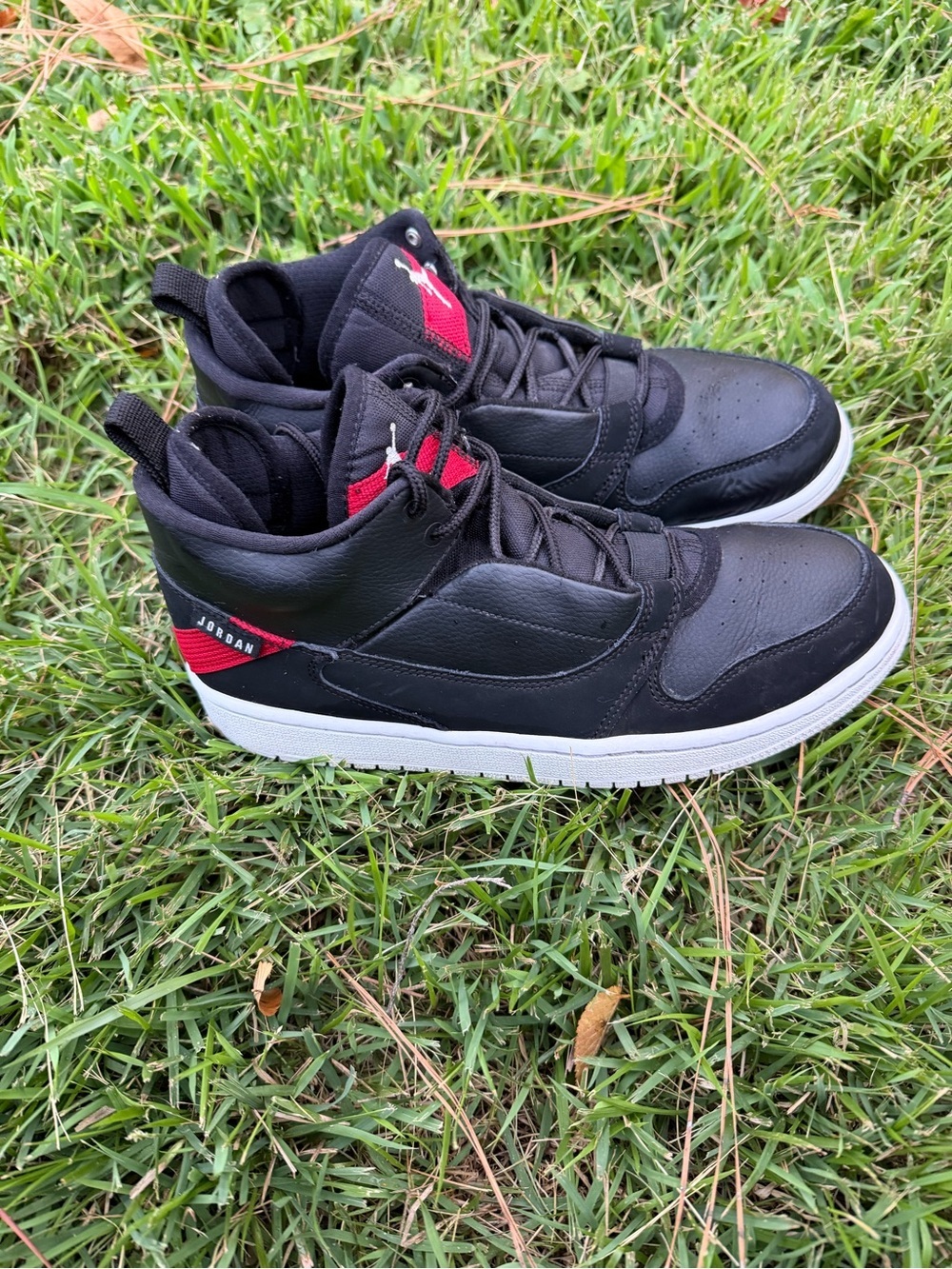 Jordan Fadeaway 7Y Kids Mid-Top Sneakers in Black and Red AO1331-016